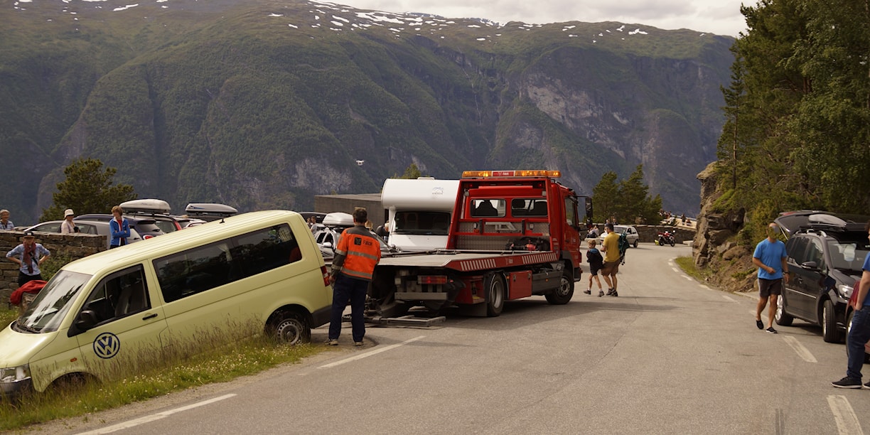 Parkeringskaos ved parkeringen på Stegastein. Redningsbil bistår.