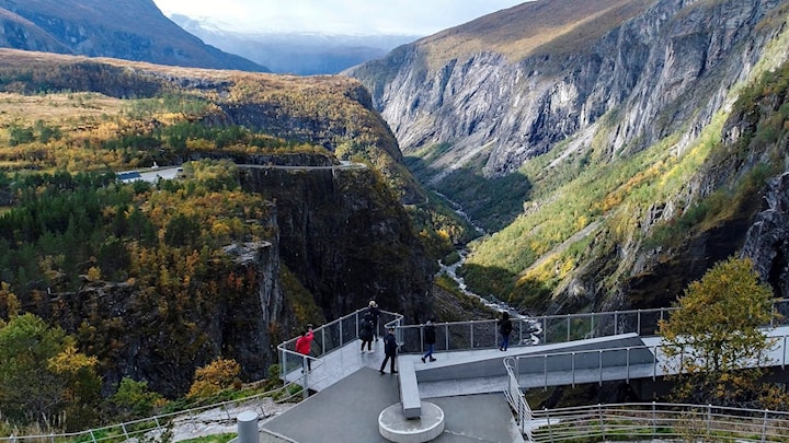 Aussichtsplattform mit Blick auf den Wasserfall und die Berglandschaft.