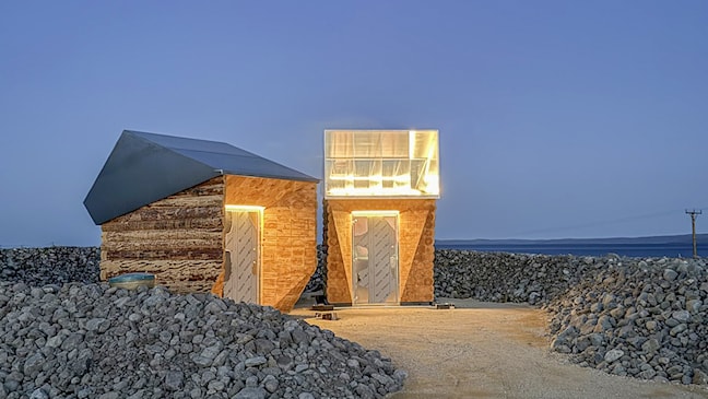  Zwei Toilettengebäude.