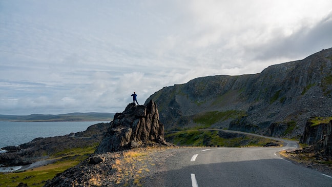 Straße in felsiger Landschaft am Meer.