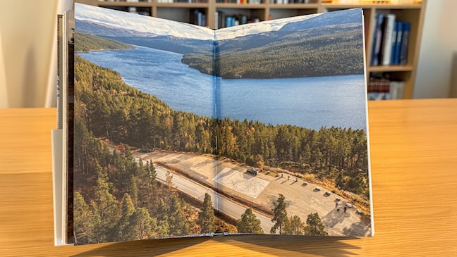 Innhold fra boken, et luftfoto av kunstverket ved turistvegen.
