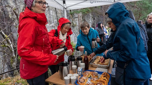 Fire eldre damer serverer kaffe, kakao og bast til publikum.
