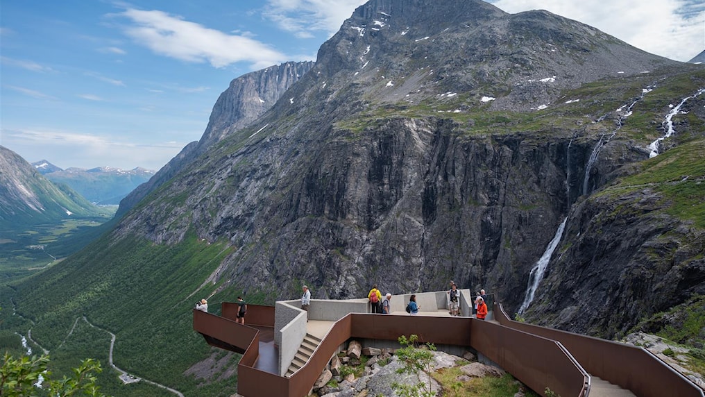 Die Aussichtsplattformen am Trollstigen sind für das Publikum geöffnet.