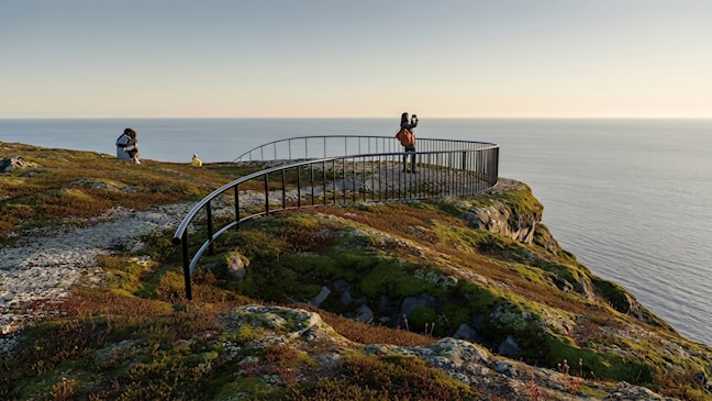 Illustrasjon av et utsiktspunkt på kanten av en klippe ved Barentshavet.