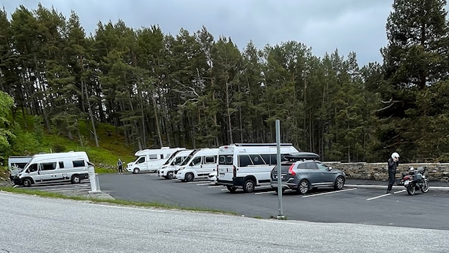 Ny parkeringsplass der flere bobiler er parkert.
