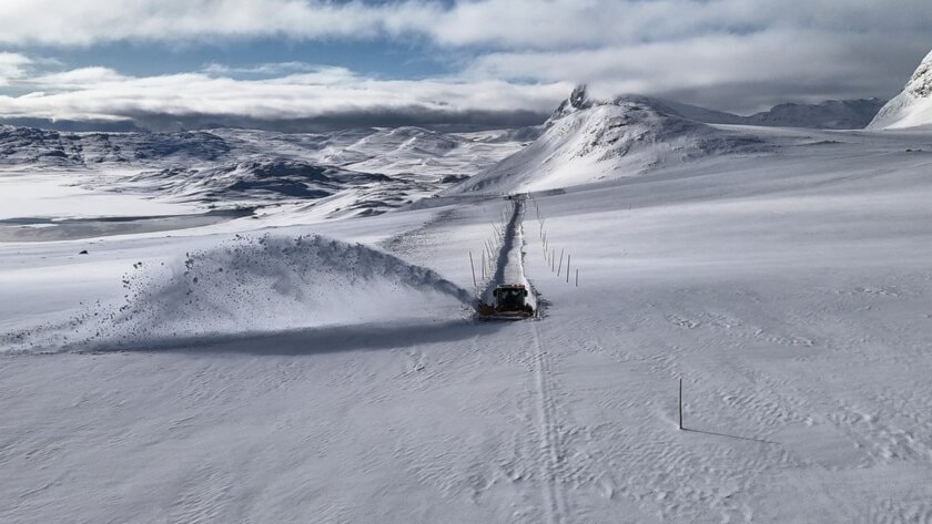 Brøyting gjennom snøen på fylkesveg 51.
