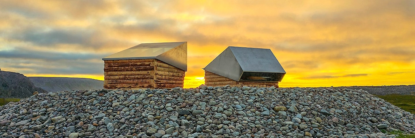 To toalettbygg laget i tre, aluminium og glass.