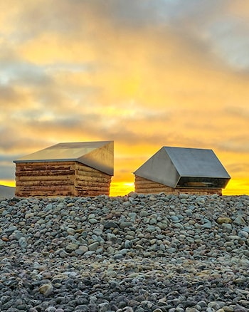 To toalettbygg laget i tre, aluminium og glass.