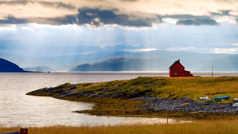 Die Straße bis nach Havøysund beeindruckt durch ihre Vielfalt. Teile der Straße verlaufen durch eine verlassene Klippenlandschaft mit dem Arktischen Ozean auf der einen Seite und zerklüfteten Steinformationen auf der anderen Seite.