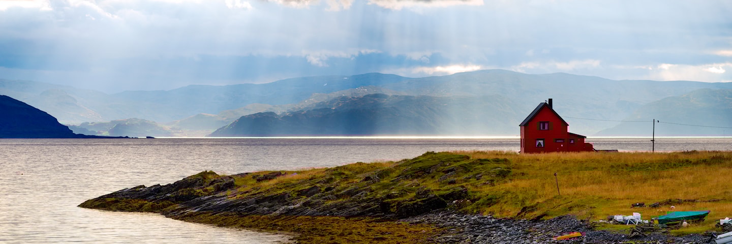 Die Straße bis nach Havøysund beeindruckt durch ihre Vielfalt. Teile der Straße verlaufen durch eine verlassene Klippenlandschaft mit dem Arktischen Ozean auf der einen Seite und zerklüfteten Steinformationen auf der anderen Seite.