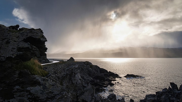 Selvika rasteplass med utsyn mot havet og vegen i landskapet