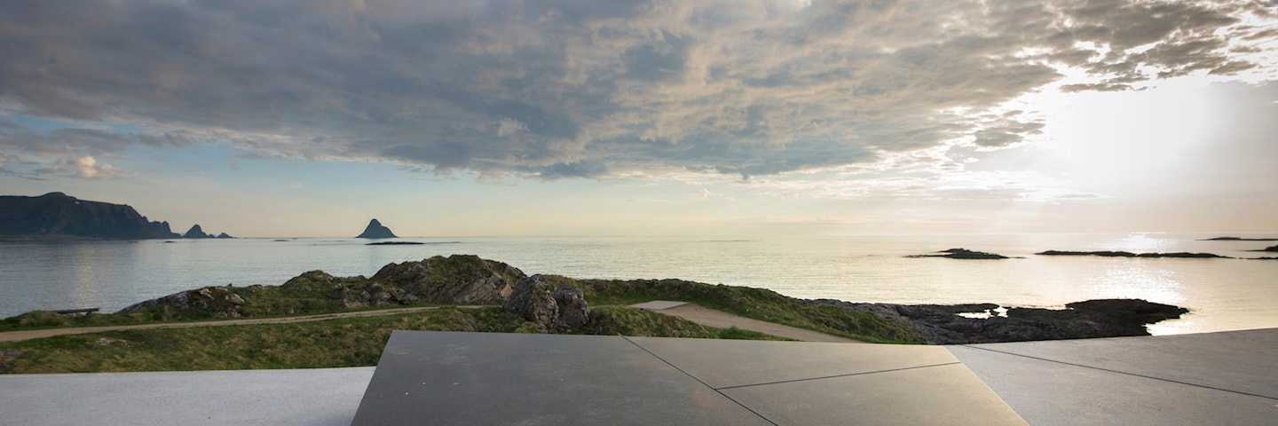 Kleivodden rasteplass med utsyn mot havet, sola bryter gjennom skyene.