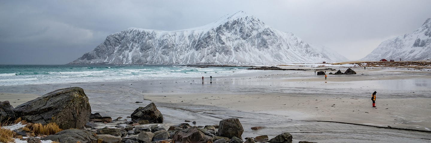 Strand von Skagsanden mit Bergen im Hintergrund.