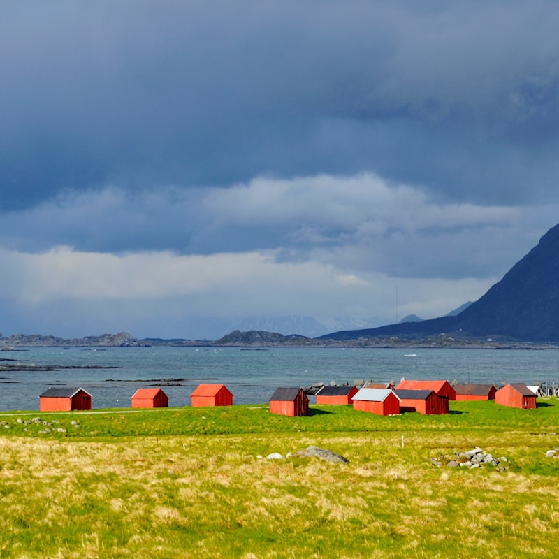 Røde sjøboder langs kysten.