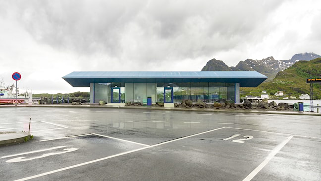 Servicebygget på Moskenes fergekai. Arkitekt: Vardehaugen Arkitekter AS.