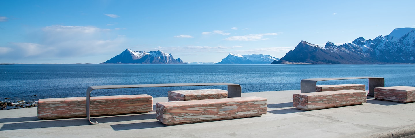 Der Rastplatz Ureddplassen mit Meerblick, Bänke aus poliertem Kalksteinmarmor.