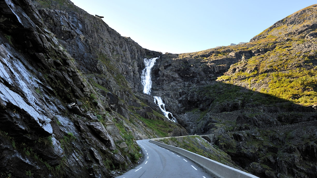 Trollstigvegen, Stigefossen. Norwegische Landschaftsroute Geiranger - Trollstigen.