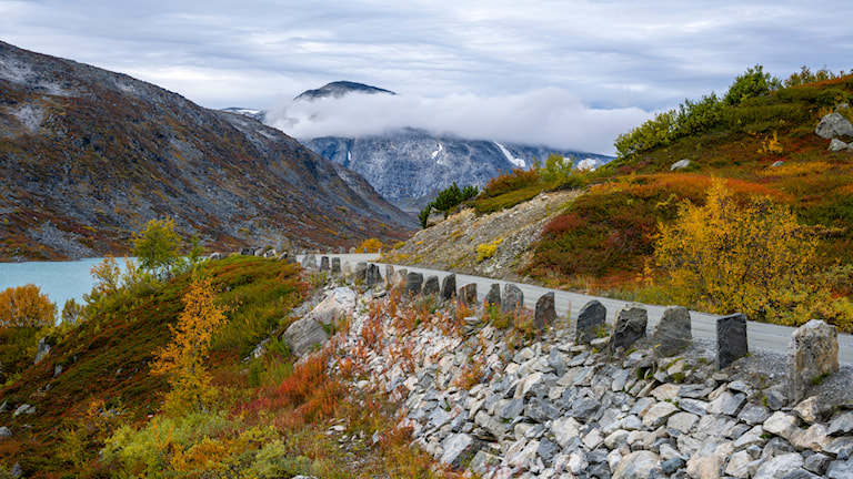 Die Landschaftsroute Gamle Strynefjellsvegen mit langen Reihen aus Kantsteinen