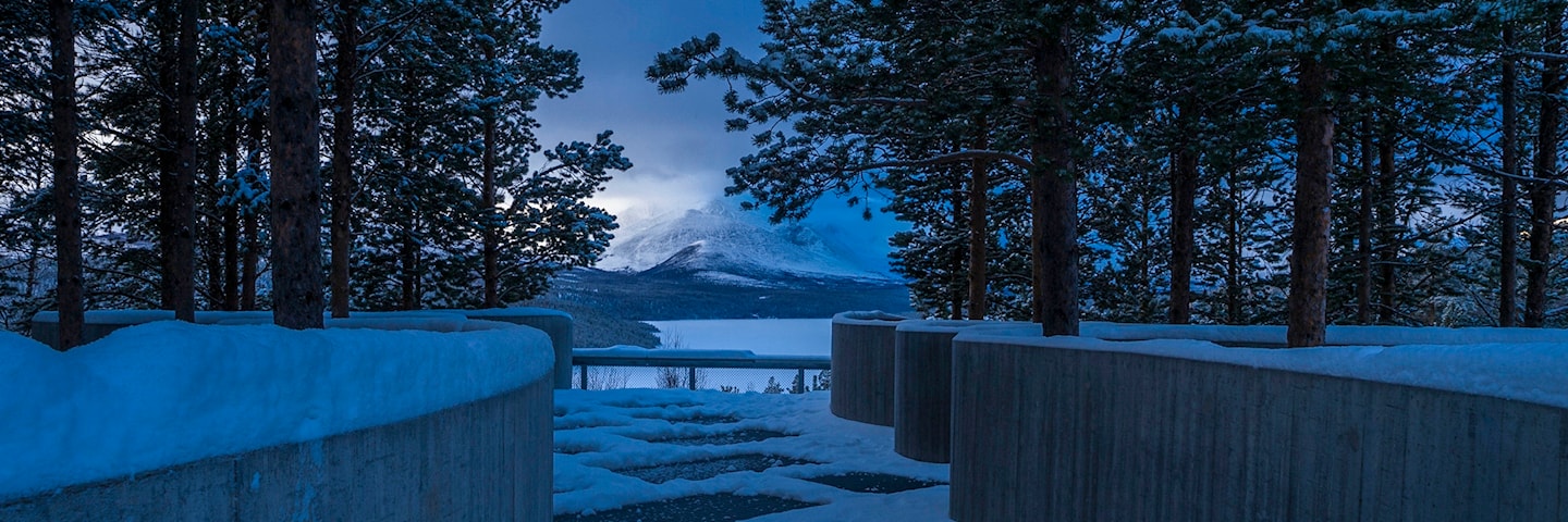 Der Aussichtspunkt Sohlbergplassen im blauen Winterlicht.