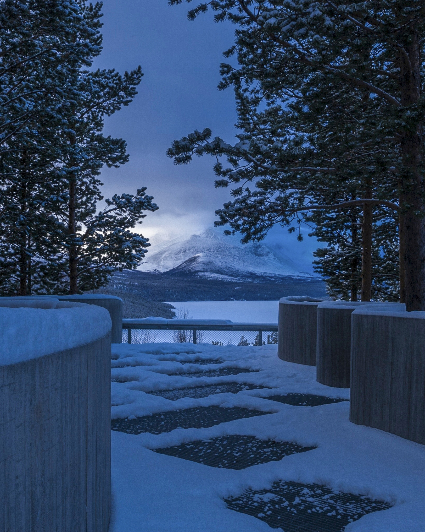 Der Aussichtspunkt Sohlbergplassen im blauen Winterlicht.
