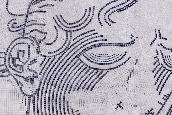 Das fertige Kunstwerk wurde aus hellem und dunklem Granit gefertigt und besteht aus 26 000 Steinen à 10×10 cm.
