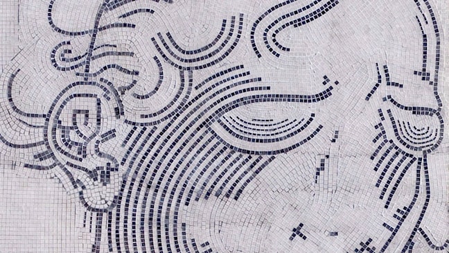 Das fertige Kunstwerk wurde aus hellem und dunklem Granit gefertigt und besteht aus 26 000 Steinen à 10×10 cm.