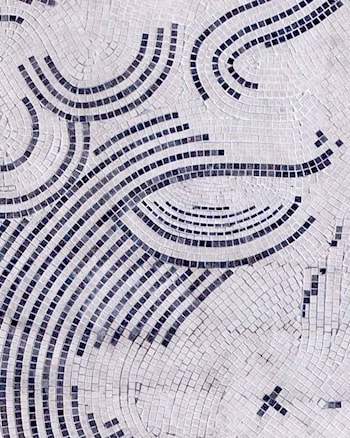Das fertige Kunstwerk wurde aus hellem und dunklem Granit gefertigt und besteht aus 26 000 Steinen à 10×10 cm.