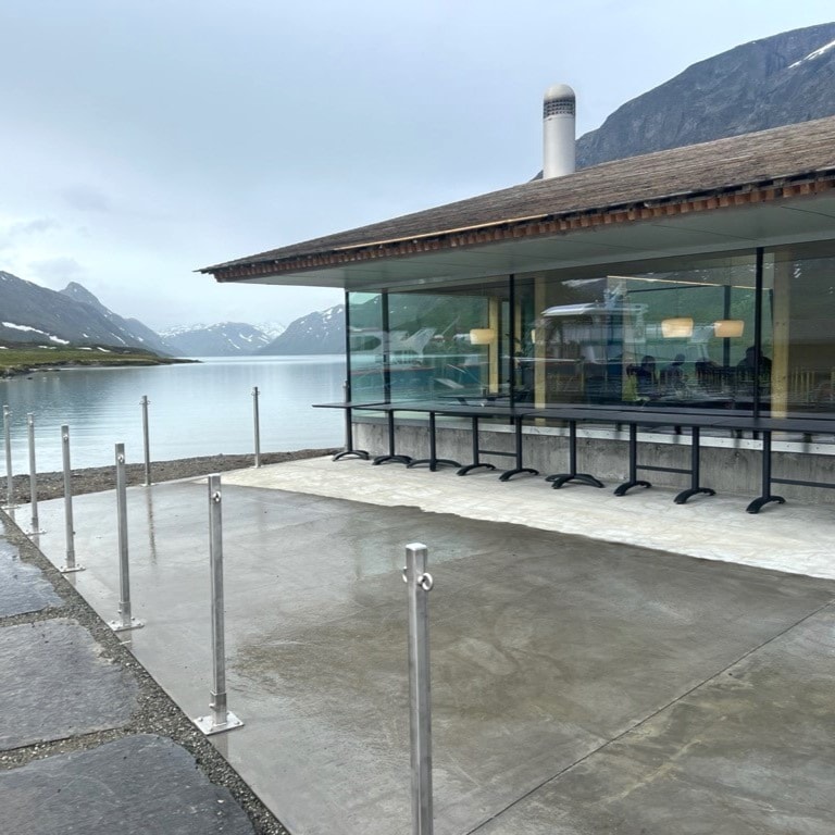 Kafeen sett uten i fra, med innsjøen Gjende i bakgrunnen.