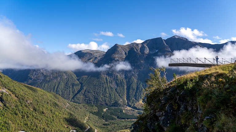 Die Aussichtsplattform Utsikten liegt hoch über Tal.