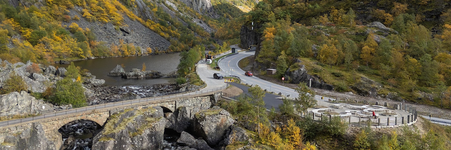 Oversiktsbilde av rasteplassen, riksveg 7 og Måbø bru.