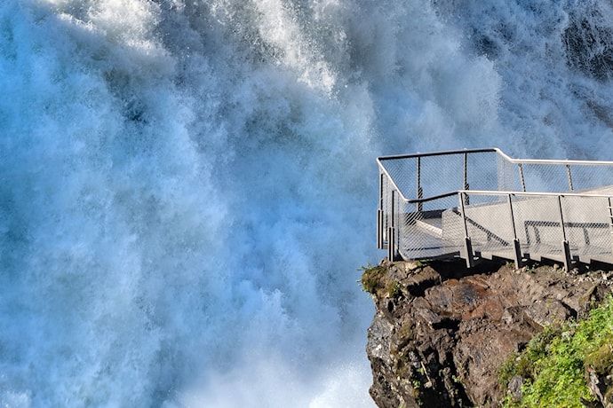 Aussichtspunkt direkt am Wasserfall.