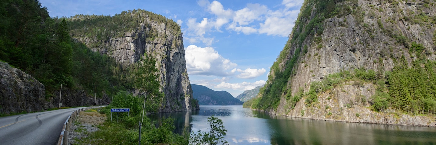 Die Berge, die Suldalsporten bilden.